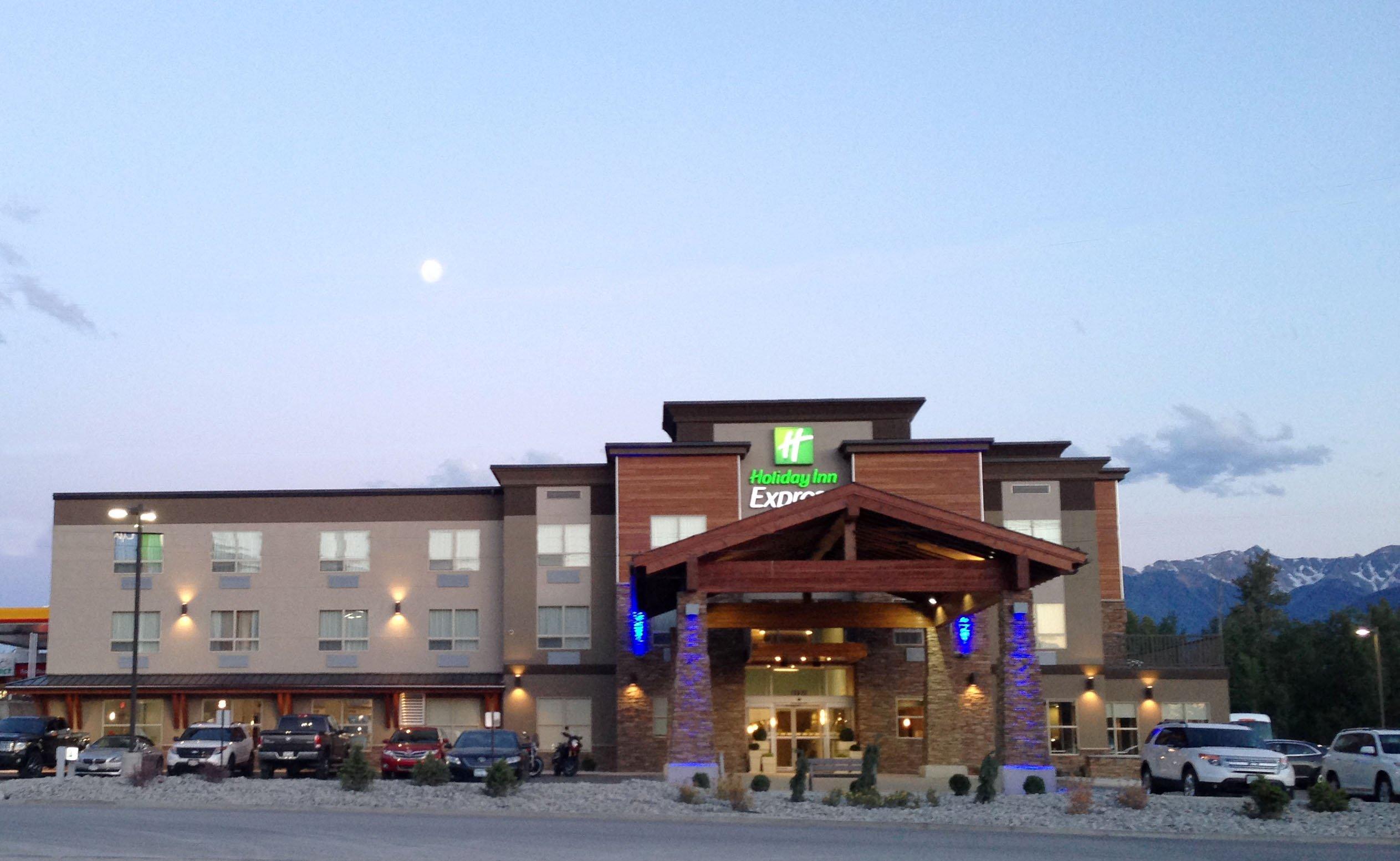 Holiday Inn Express Golden-Kicking Horse By Ihg Exterior foto
