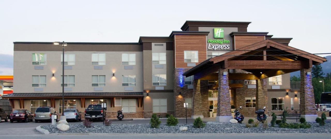 Holiday Inn Express Golden-Kicking Horse By Ihg Exterior foto