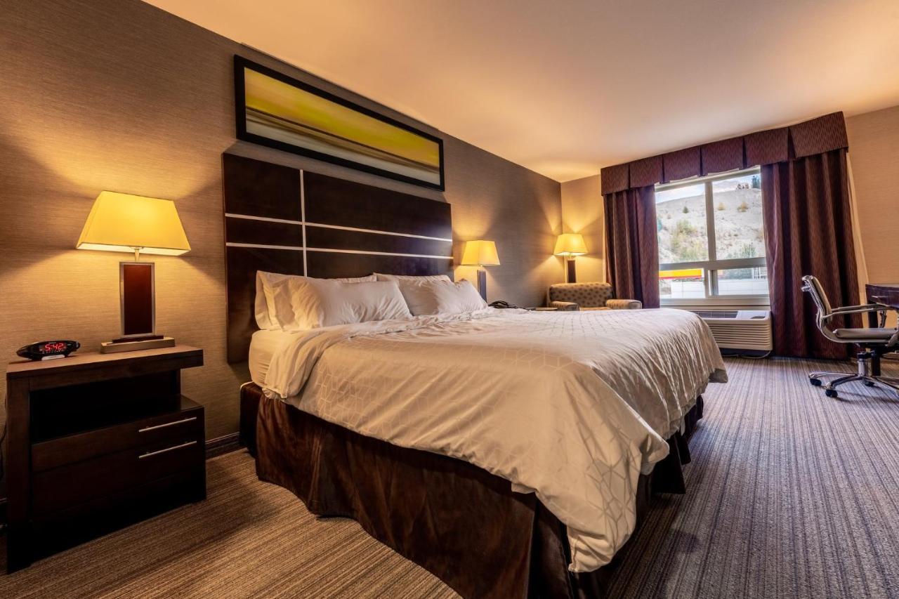Holiday Inn Express Golden-Kicking Horse By Ihg Exterior foto