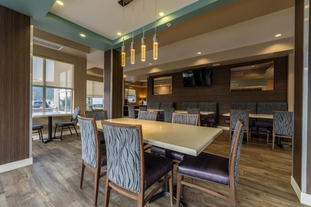 Holiday Inn Express Golden-Kicking Horse By Ihg Exterior foto