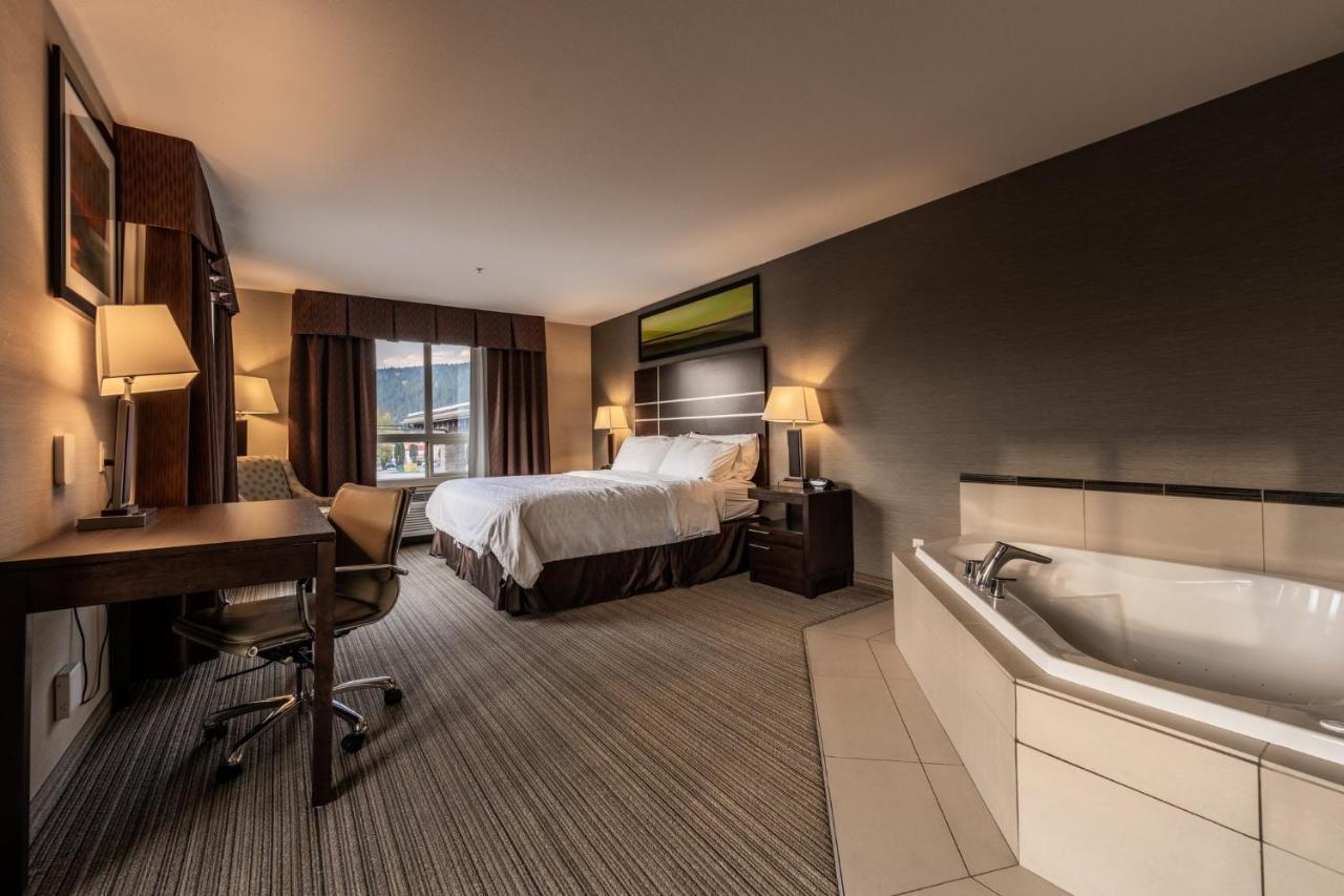 Holiday Inn Express Golden-Kicking Horse By Ihg Exterior foto