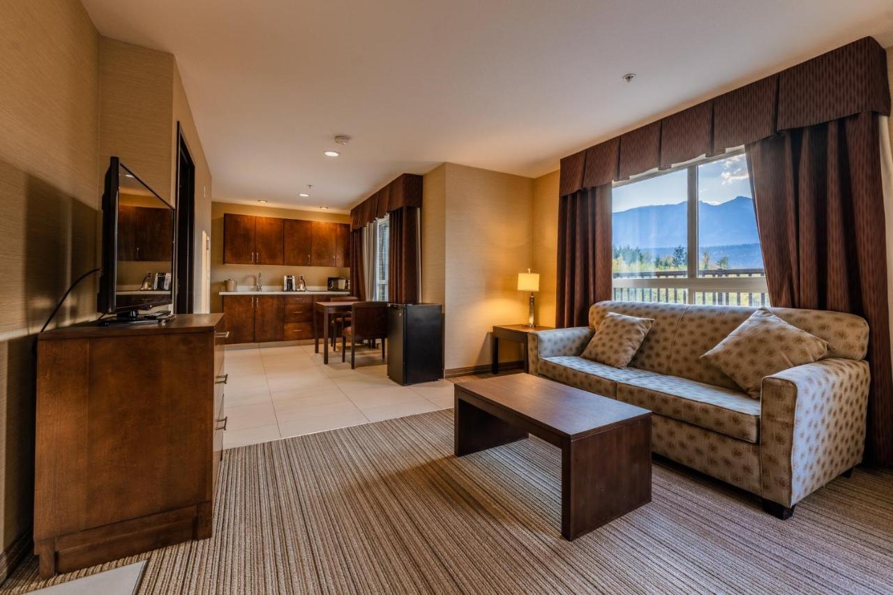 Holiday Inn Express Golden-Kicking Horse By Ihg Exterior foto