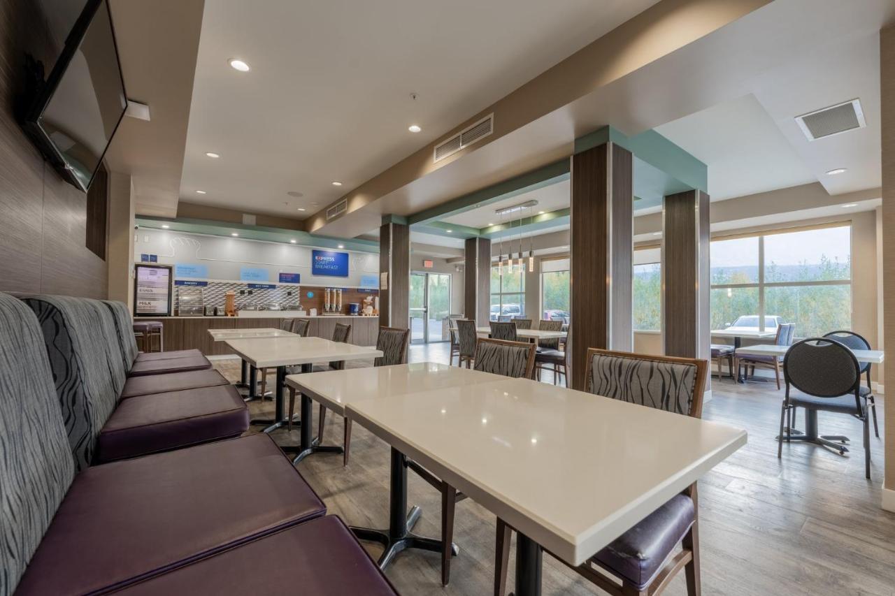 Holiday Inn Express Golden-Kicking Horse By Ihg Exterior foto