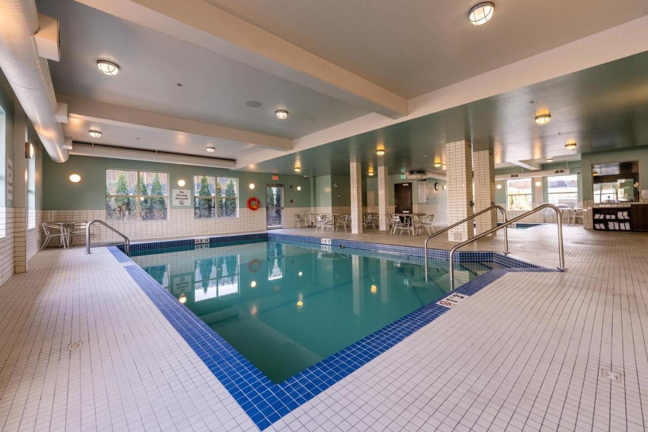 Holiday Inn Express Golden-Kicking Horse By Ihg Exterior foto