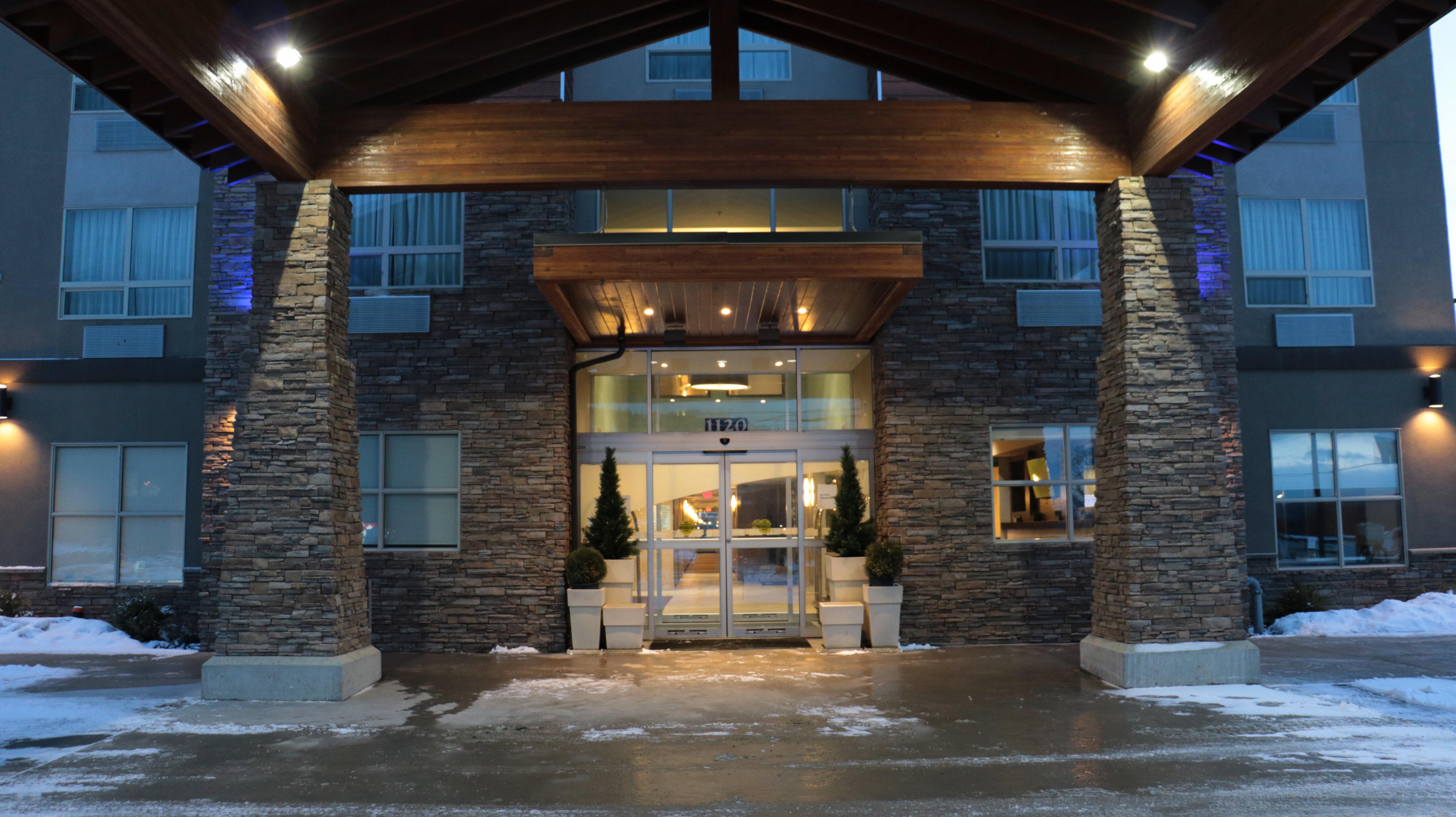 Holiday Inn Express Golden-Kicking Horse By Ihg Exterior foto