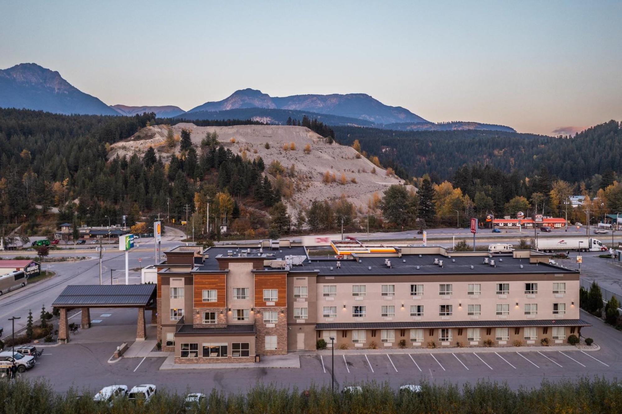 Holiday Inn Express Golden-Kicking Horse By Ihg Exterior foto