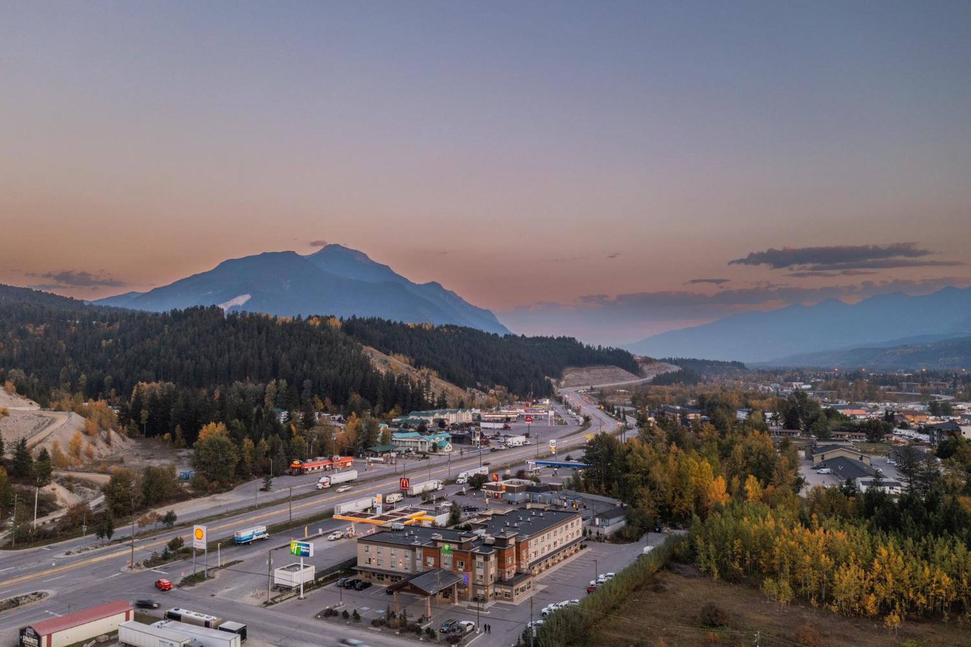Holiday Inn Express Golden-Kicking Horse By Ihg Exterior foto