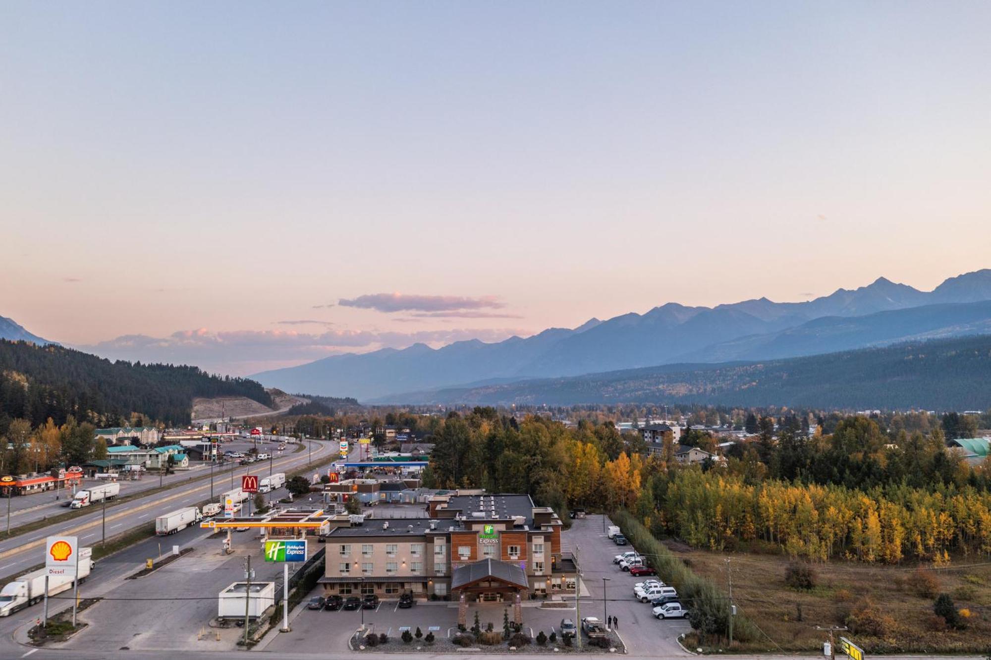 Holiday Inn Express Golden-Kicking Horse By Ihg Exterior foto