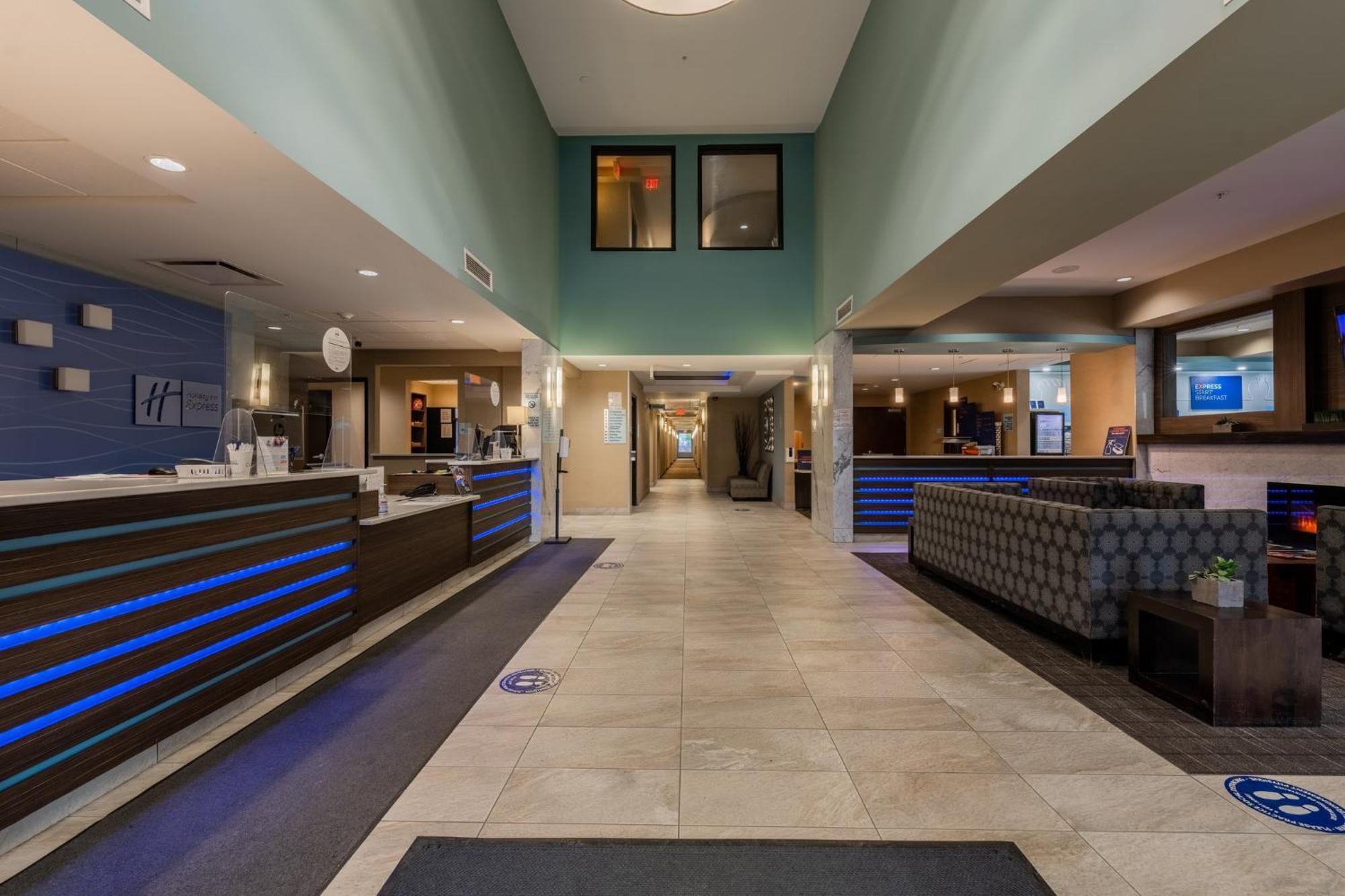 Holiday Inn Express Golden-Kicking Horse By Ihg Exterior foto