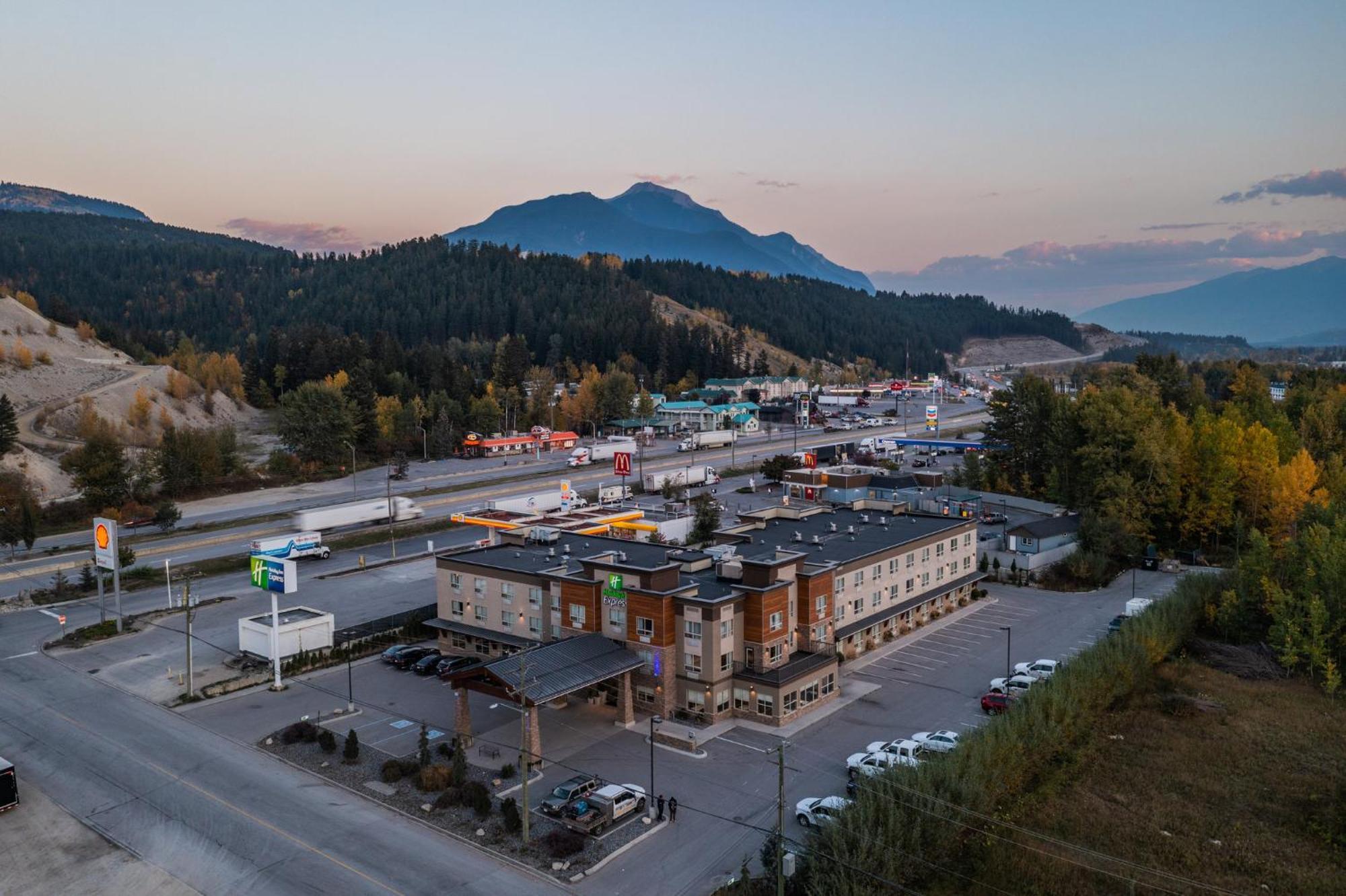 Holiday Inn Express Golden-Kicking Horse By Ihg Exterior foto